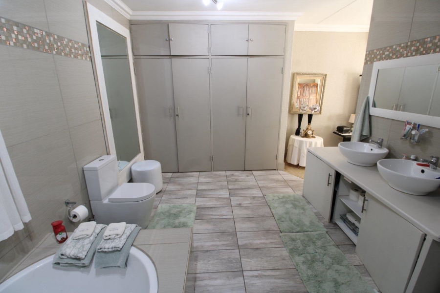 6 Bedroom Property for Sale in Doringkruin North West